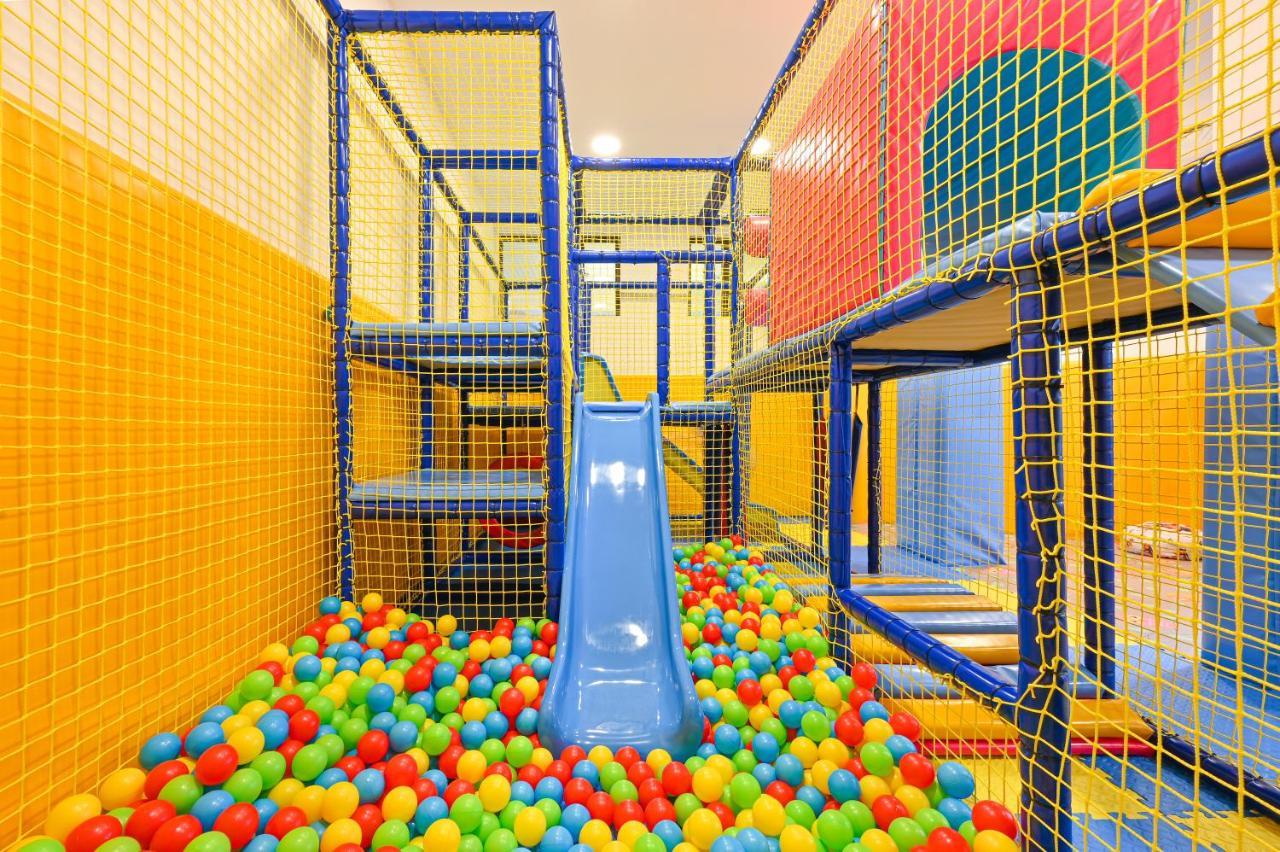 Grand Hotel เวลินกราด ภายนอก รูปภาพ A ball pit at a children's indoor playground