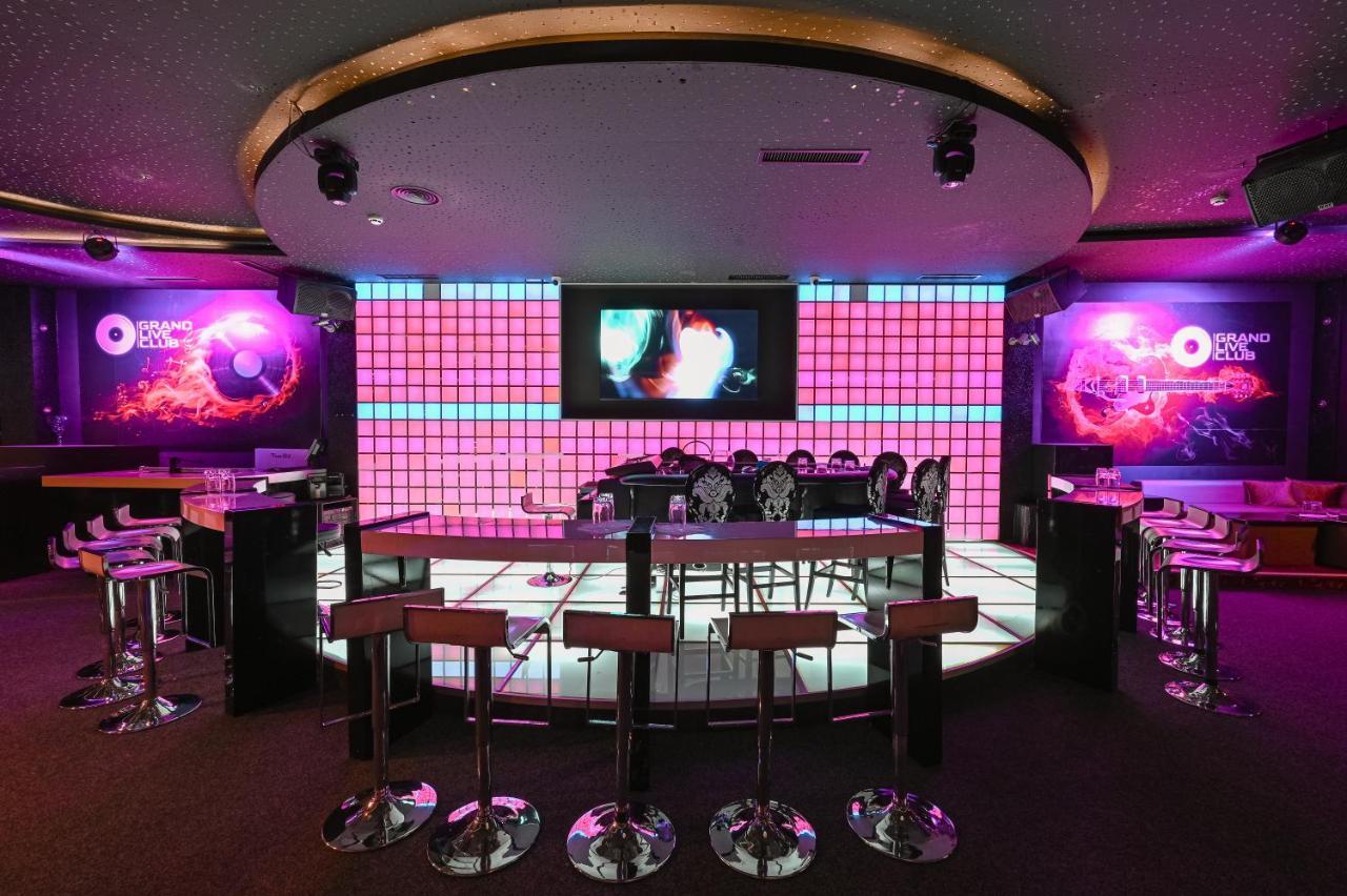 Grand Hotel เวลินกราด ภายนอก รูปภาพ The Virgin Radio studio