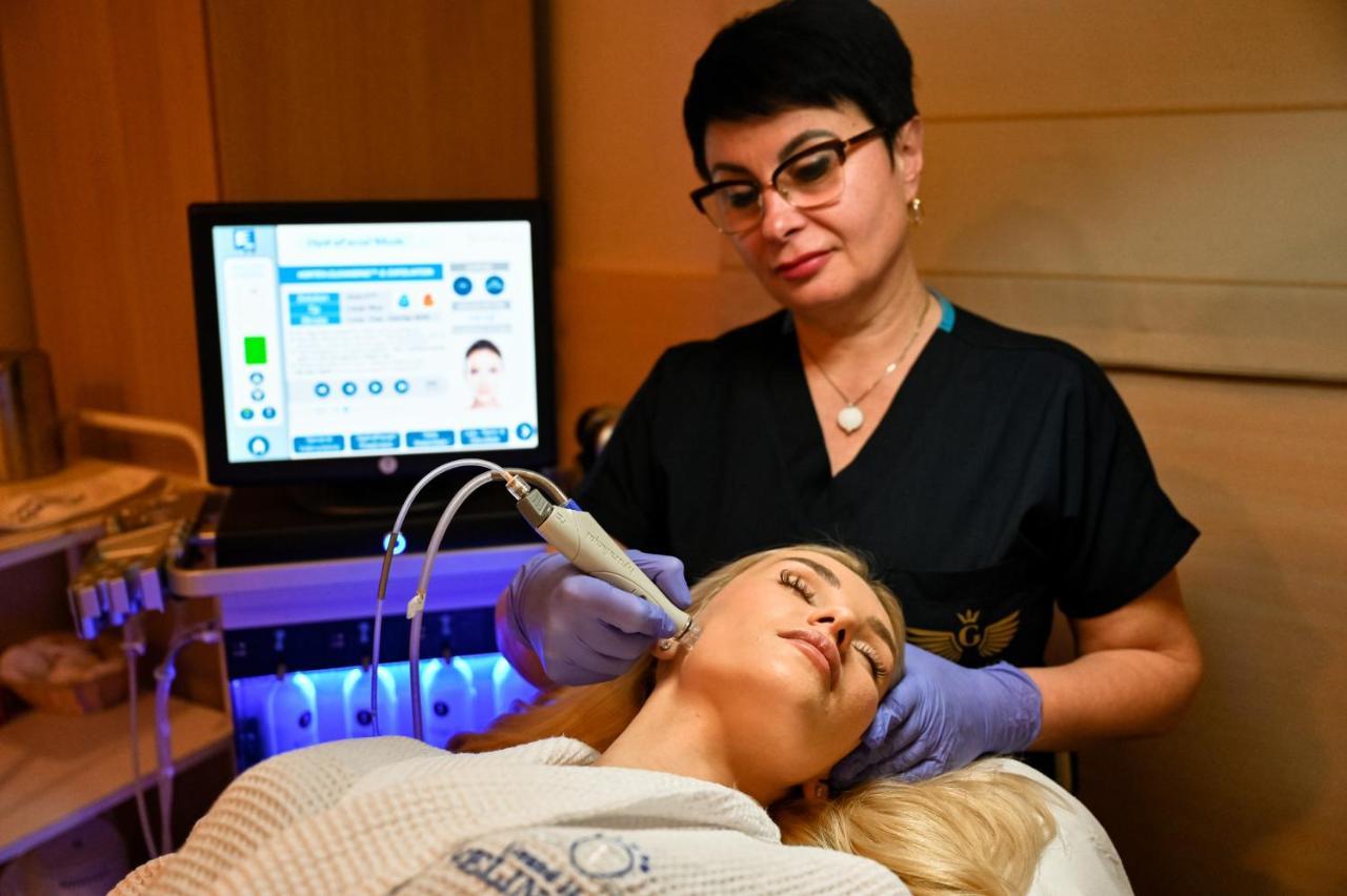 Grand Hotel เวลินกราด ภายนอก รูปภาพ A woman receiving a facial treatment