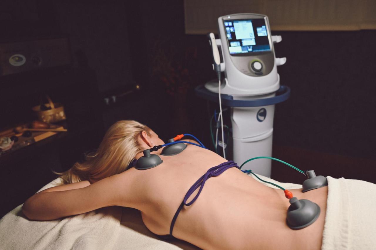 Grand Hotel เวลินกราด ภายนอก รูปภาพ A woman receiving electroacupuncture treatment