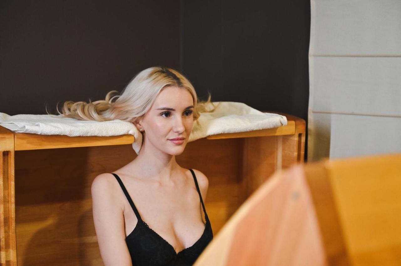 Grand Hotel เวลินกราด ภายนอก รูปภาพ A woman in a spa
