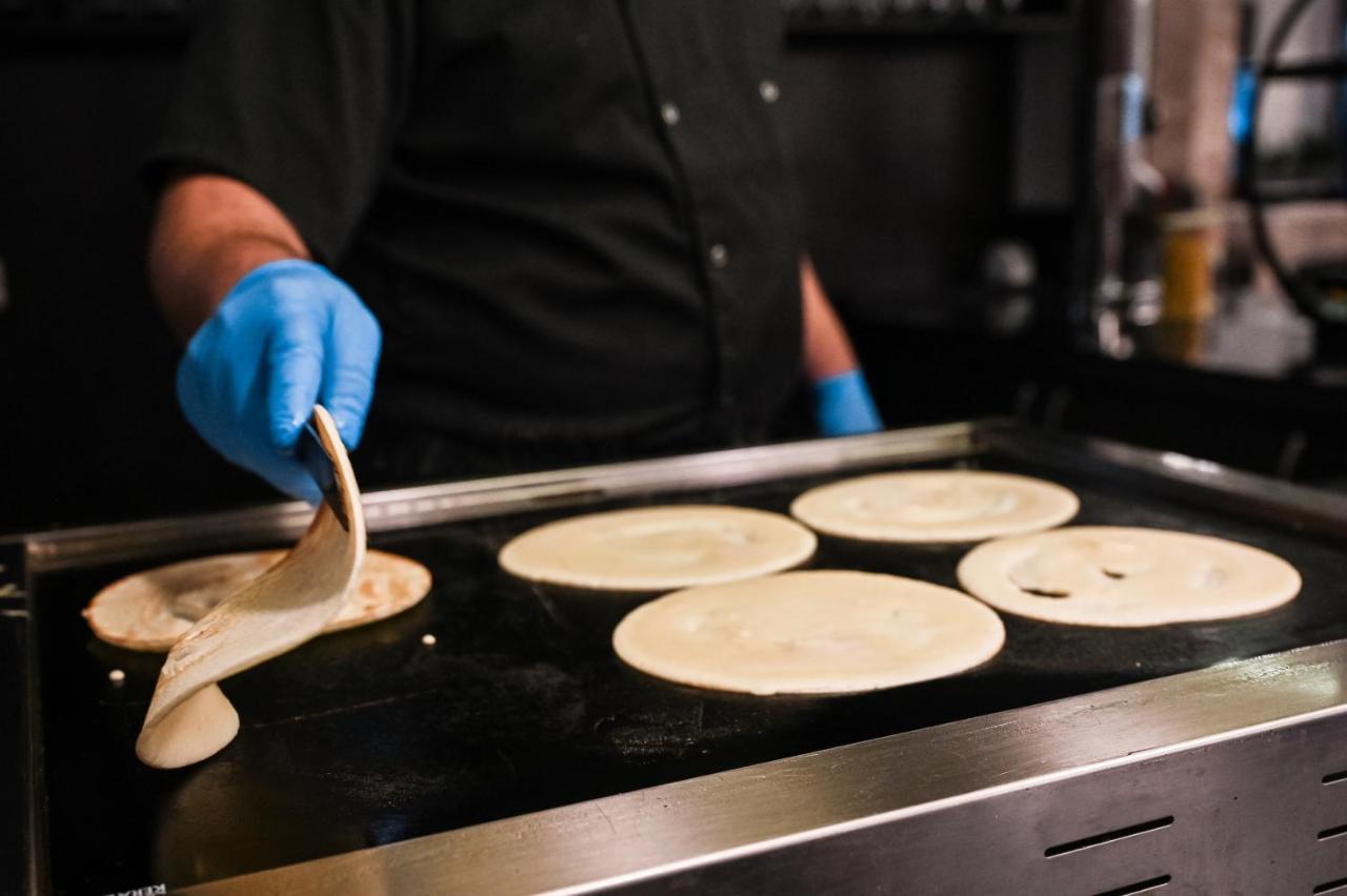 Grand Hotel เวลินกราด ภายนอก รูปภาพ Preparation of chapati