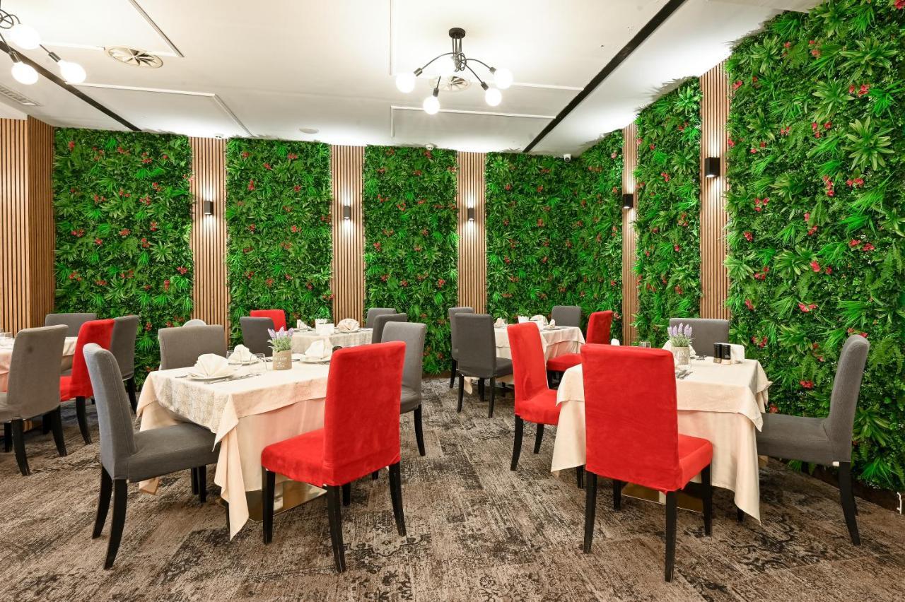 Grand Hotel เวลินกราด ภายนอก รูปภาพ Interior of the restaurant
