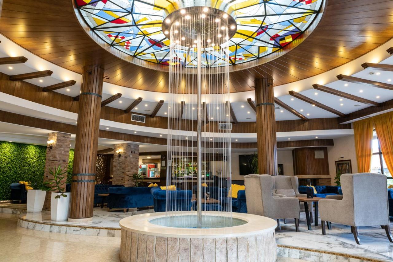 Grand Hotel เวลินกราด ภายนอก รูปภาพ Fountain at the lobby