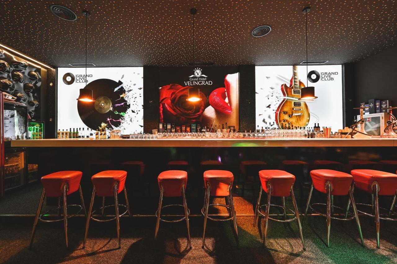 Grand Hotel เวลินกราด ภายนอก รูปภาพ The bar at the entrance of the club