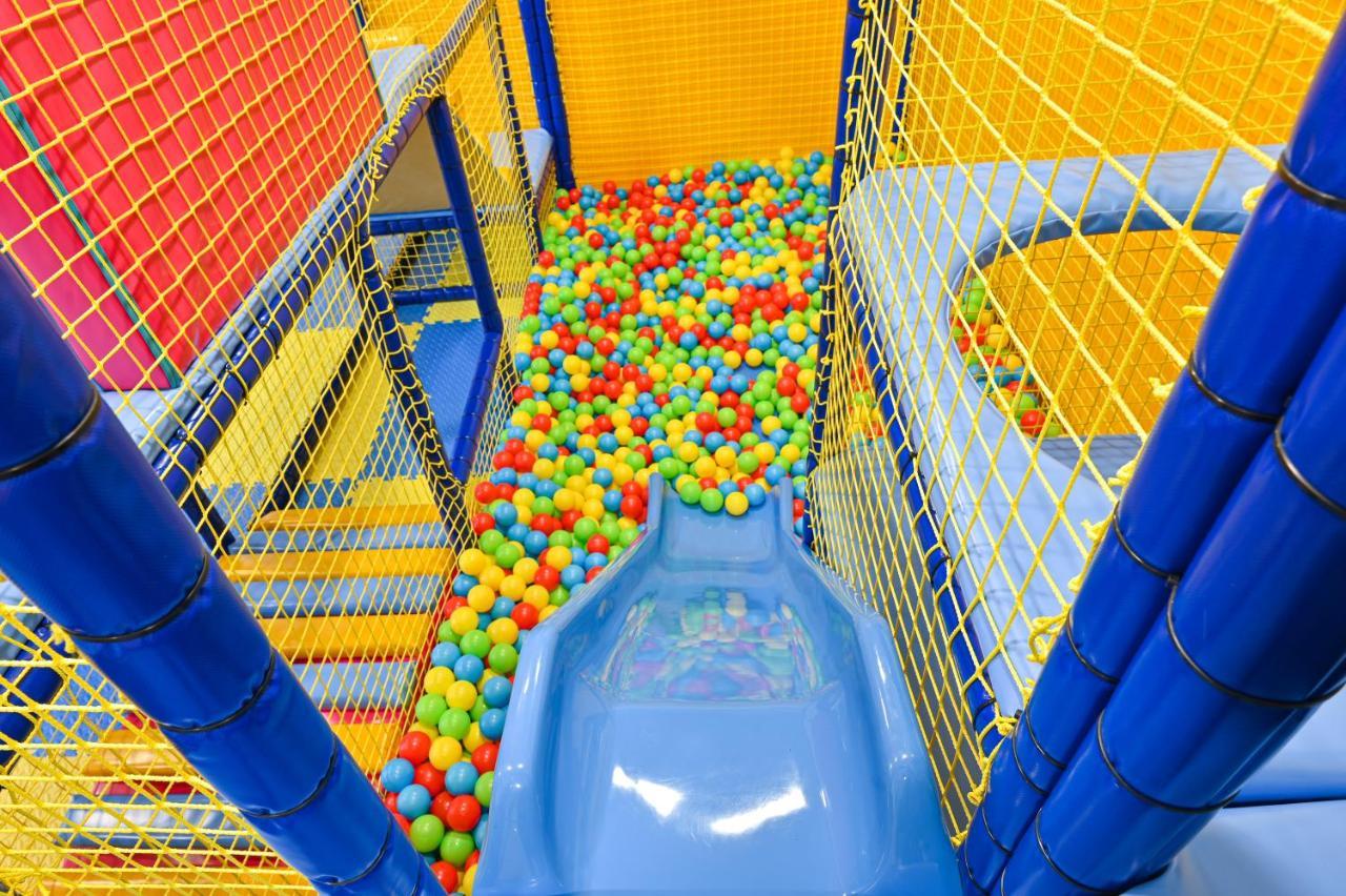 Grand Hotel เวลินกราด ภายนอก รูปภาพ A ball pit at a playground