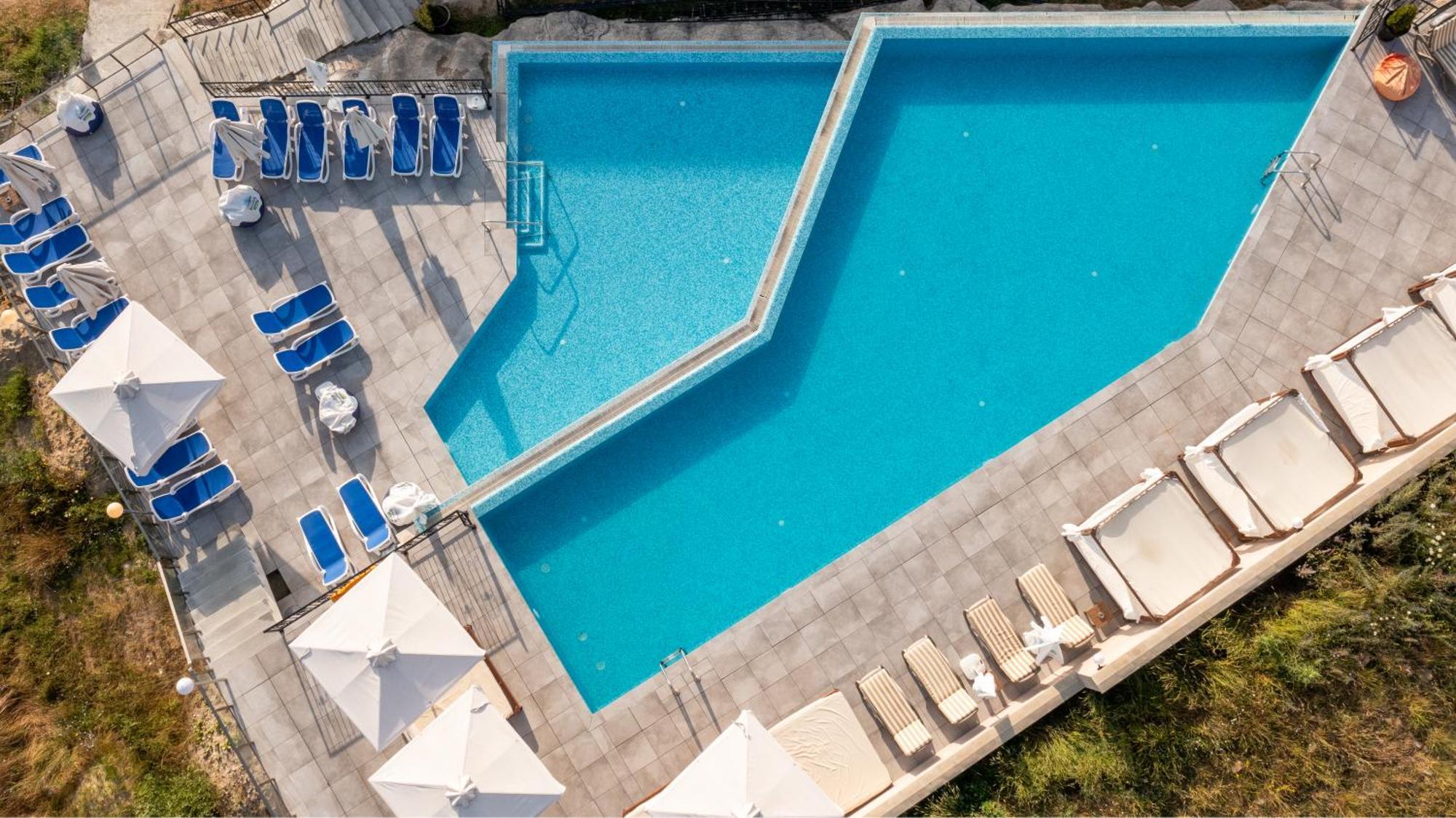 Grand Hotel เวลินกราด ภายนอก รูปภาพ Aerial view of a swimming pool