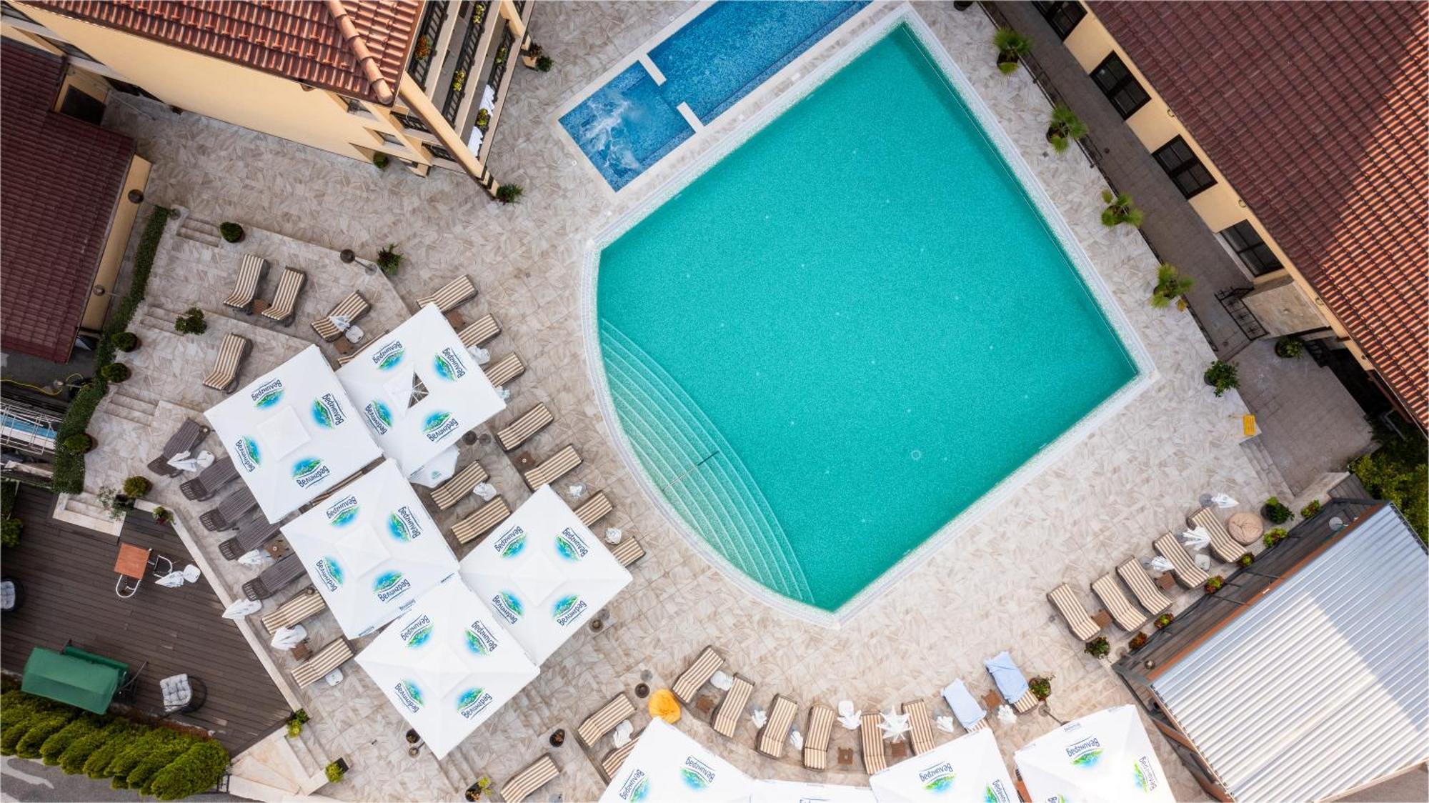Grand Hotel เวลินกราด ภายนอก รูปภาพ Aerial view of a swimming pool