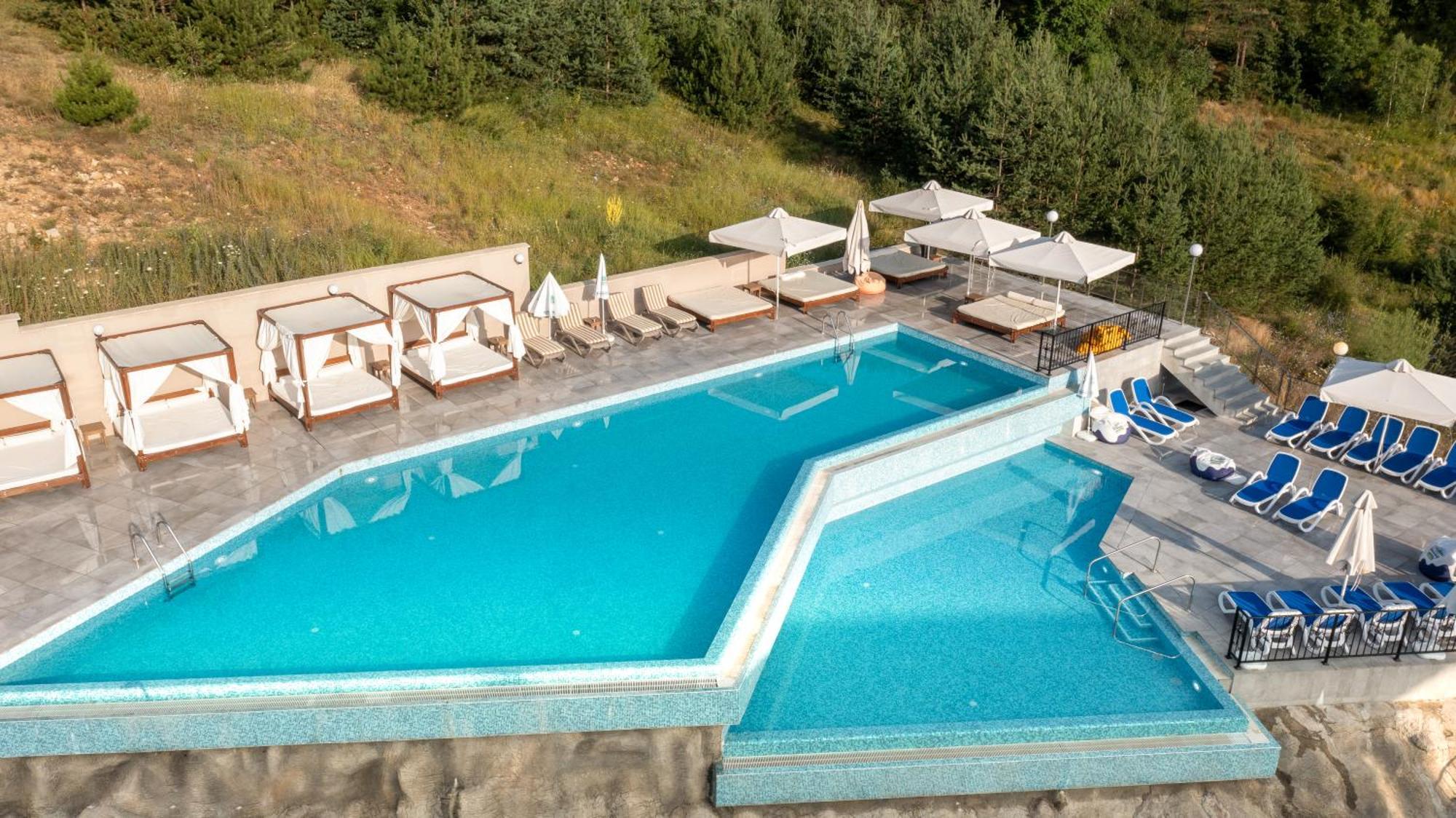 Grand Hotel เวลินกราด ภายนอก รูปภาพ The swimming pool at the hotel