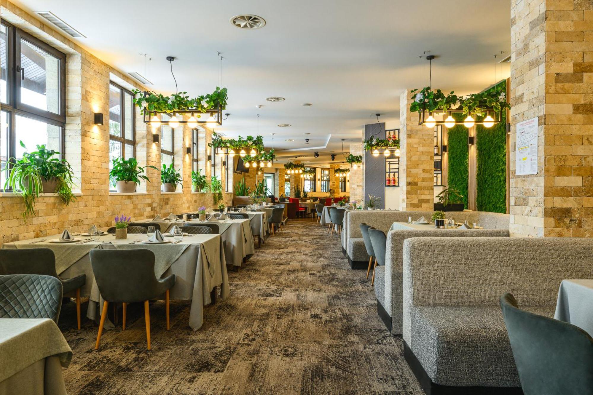 Grand Hotel เวลินกราด ภายนอก รูปภาพ Restaurant interior