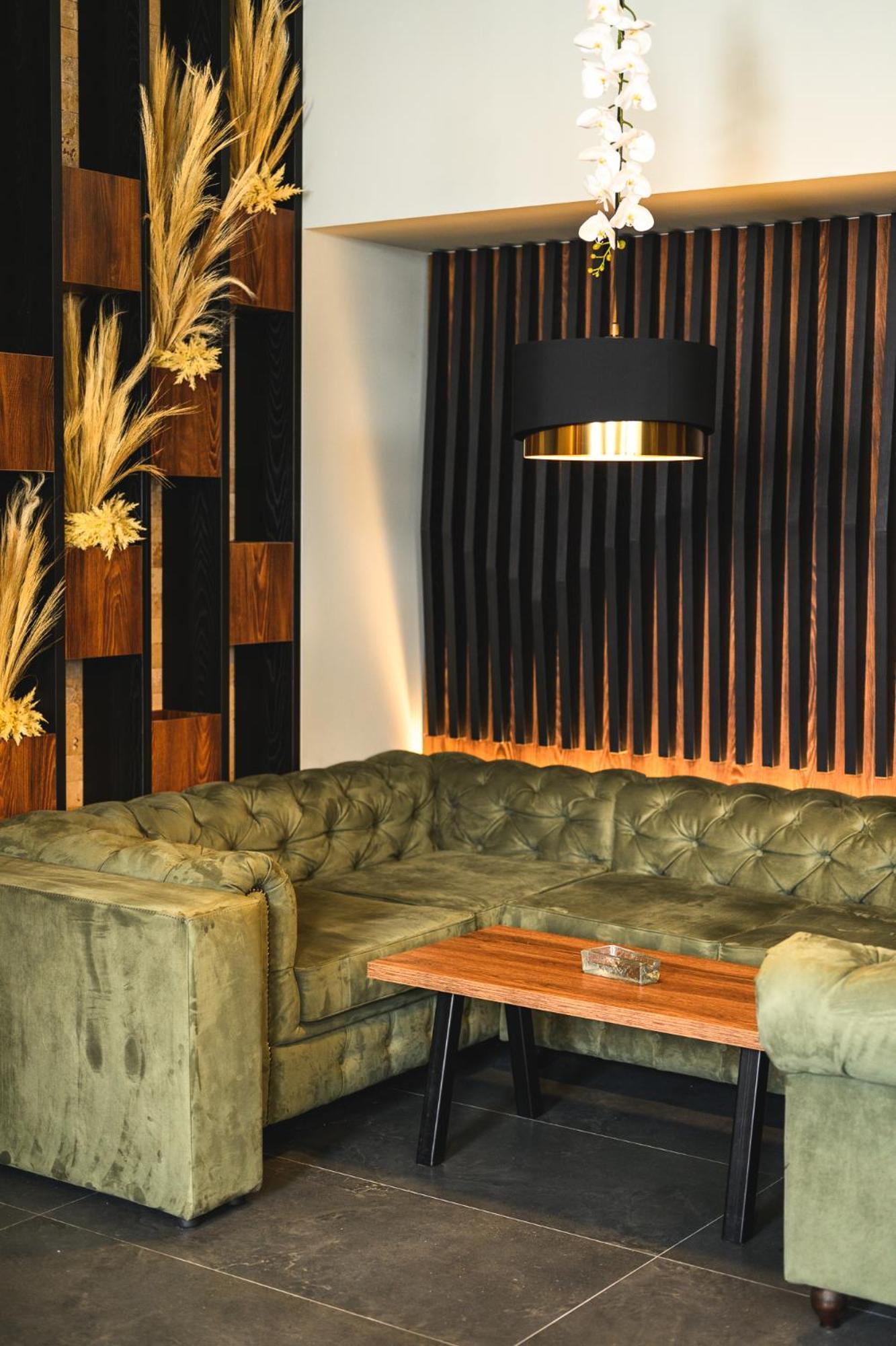 Grand Hotel เวลินกราด ภายนอก รูปภาพ A leather sofa