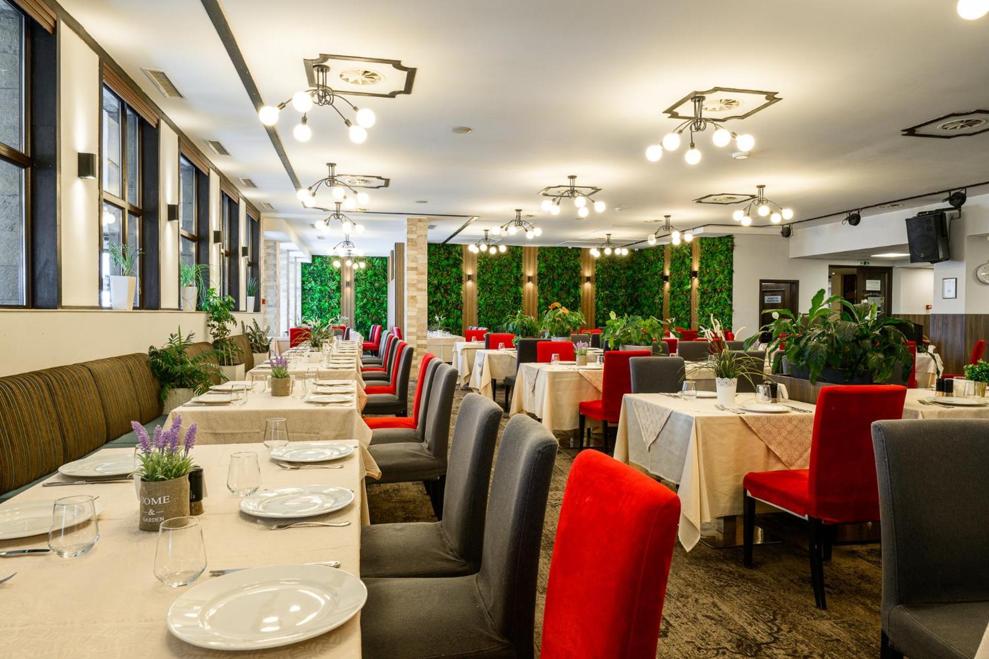 Grand Hotel เวลินกราด ภายนอก รูปภาพ Restaurant interior
