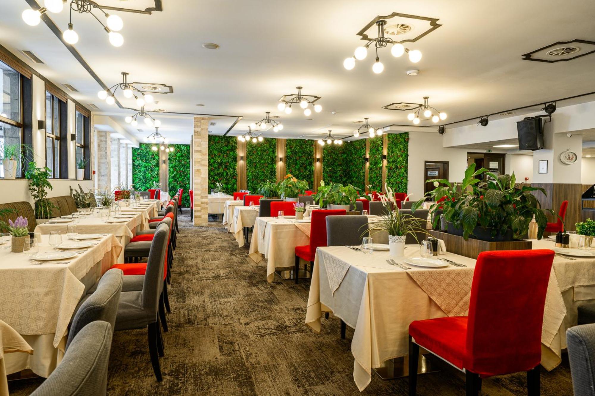 Grand Hotel เวลินกราด ภายนอก รูปภาพ Restaurant interior