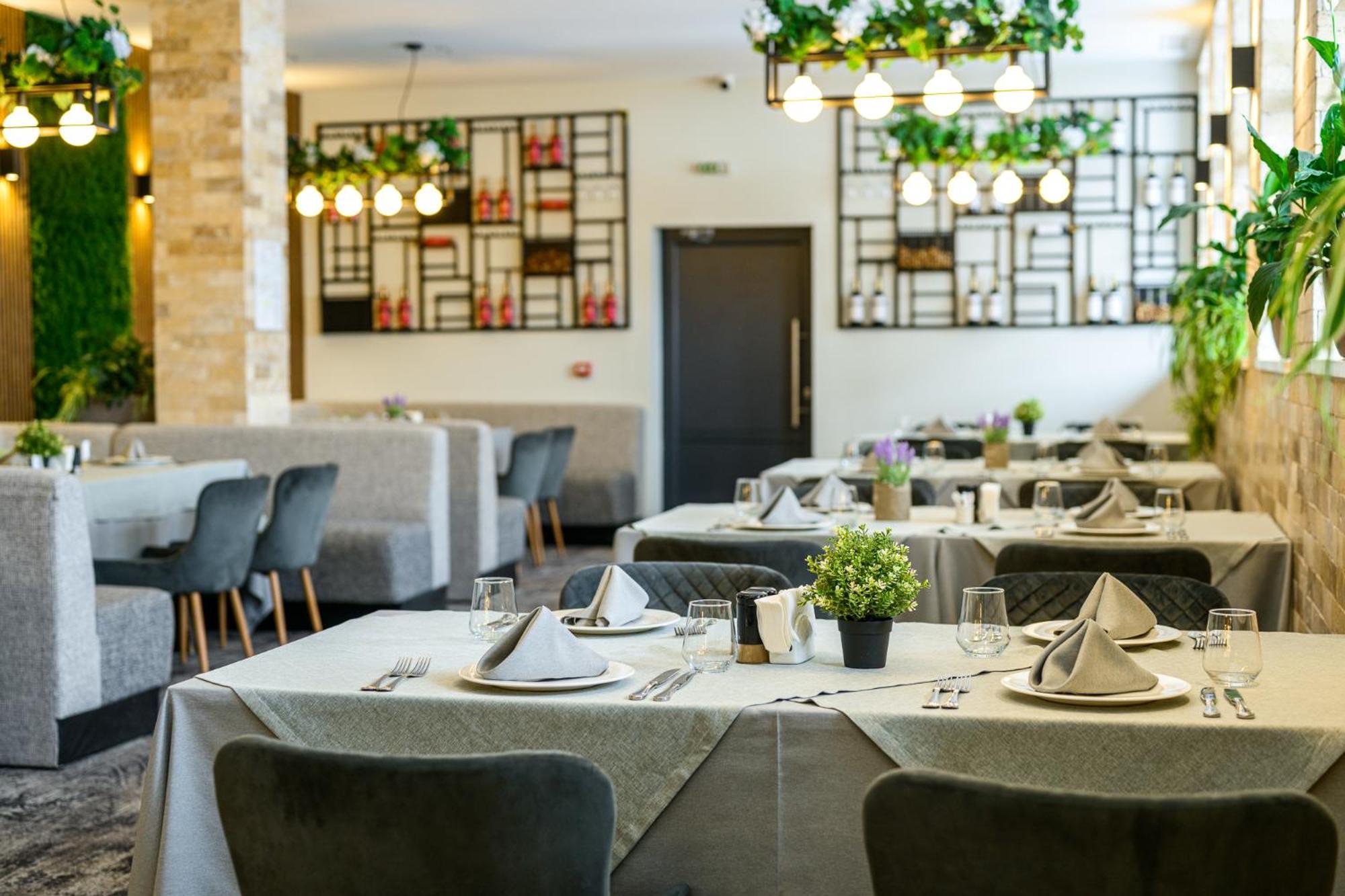 Grand Hotel เวลินกราด ภายนอก รูปภาพ Restaurant interior
